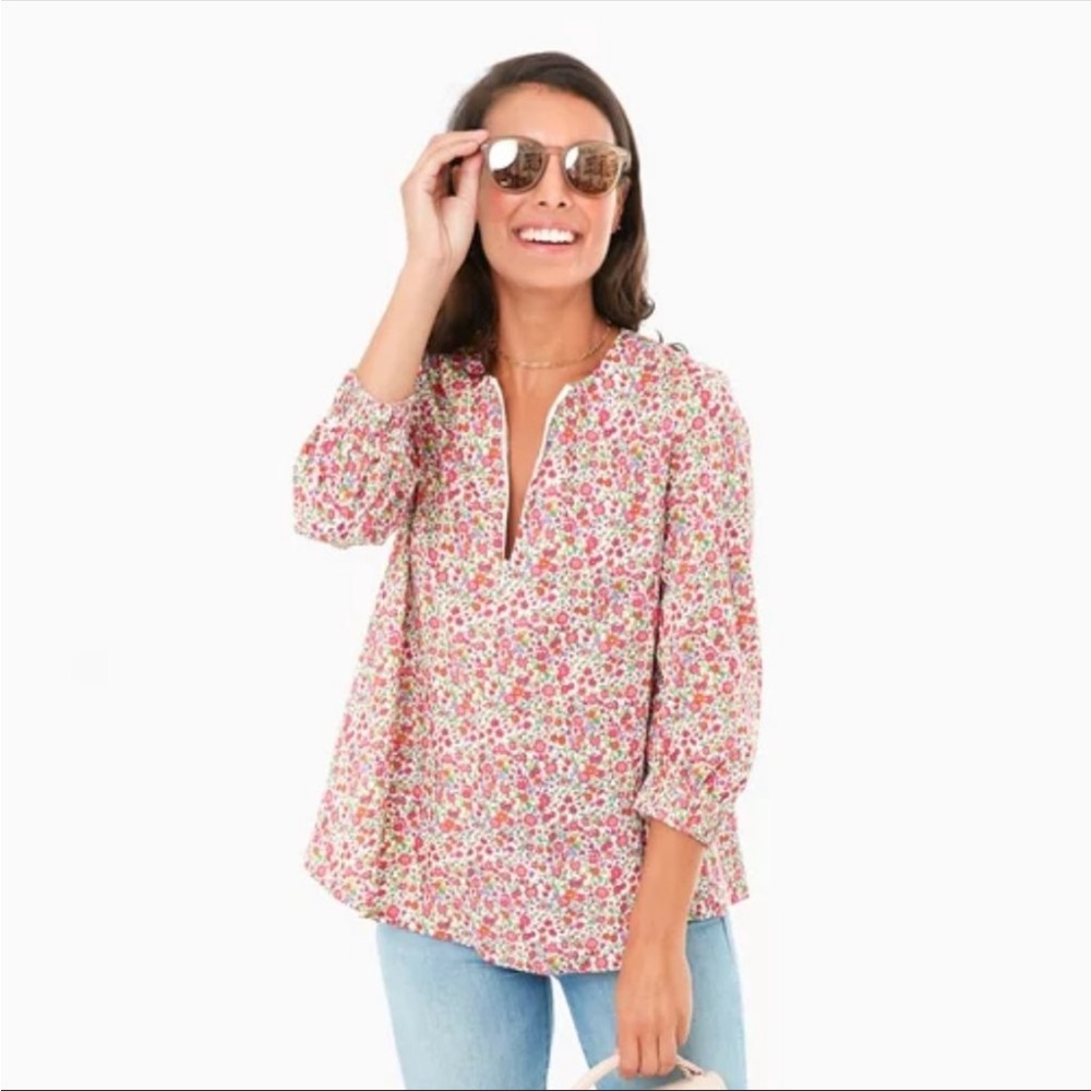 Pomander Place cute slight swing floral top.